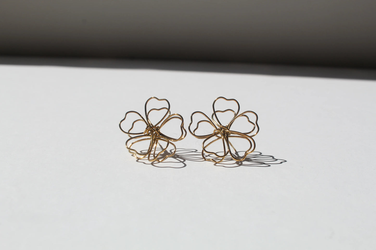 Aretes BLOOM OUTLINE en dorado de Soul&Gold