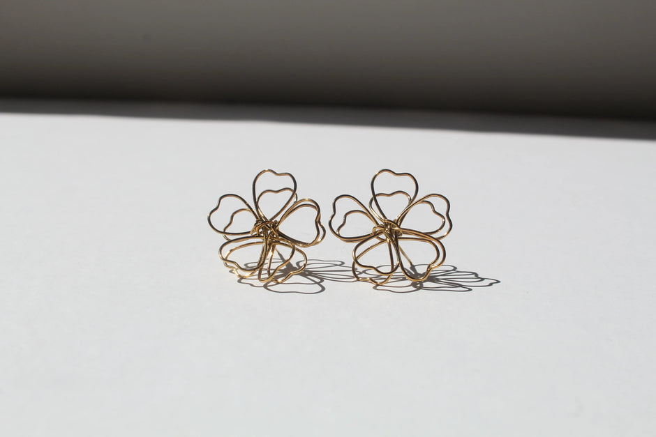 Aretes BLOOM OUTLINE en dorado de Soul&Gold