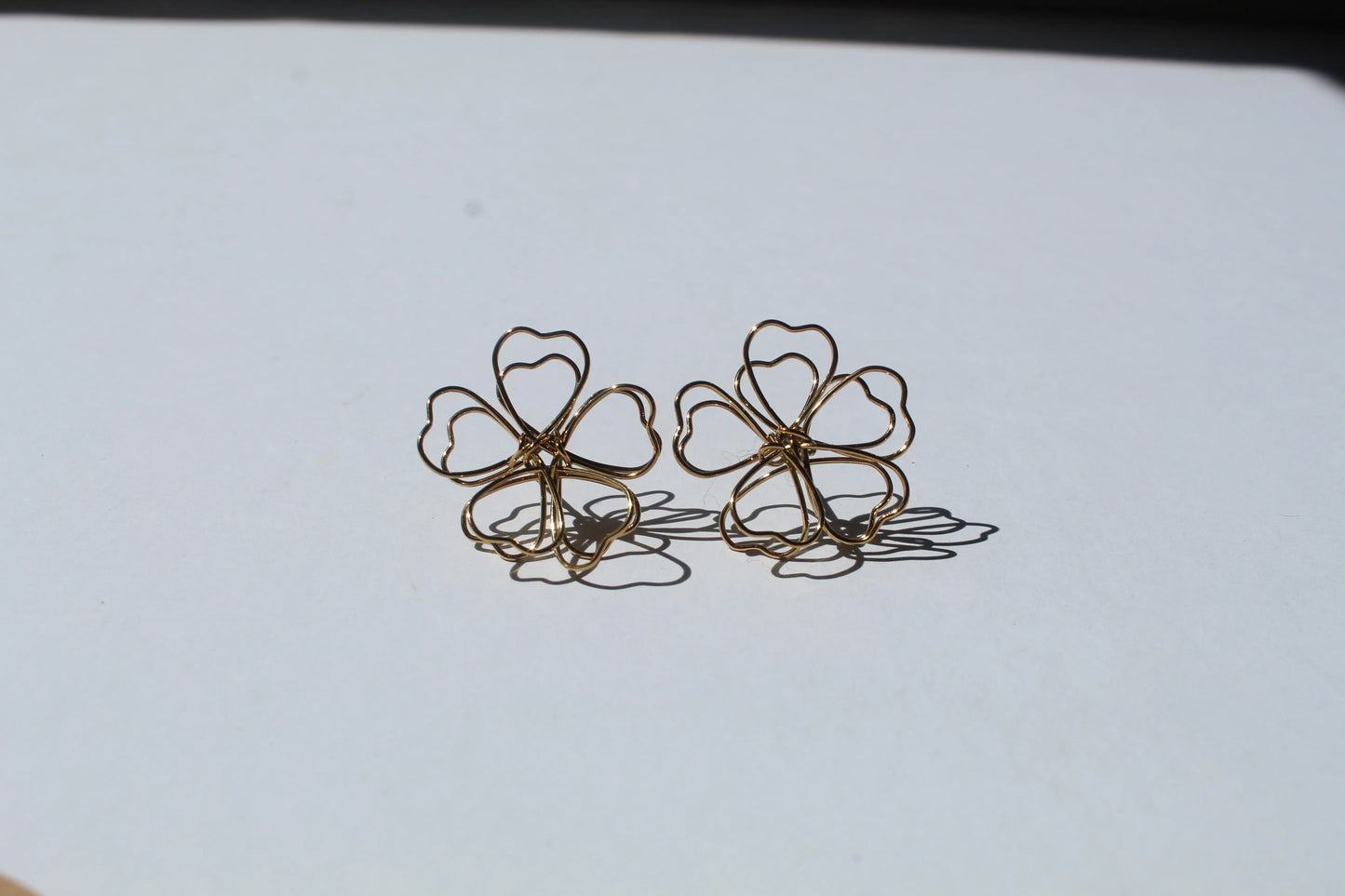 Aretes BLOOM OUTLINE en dorado de Soul&Gold
