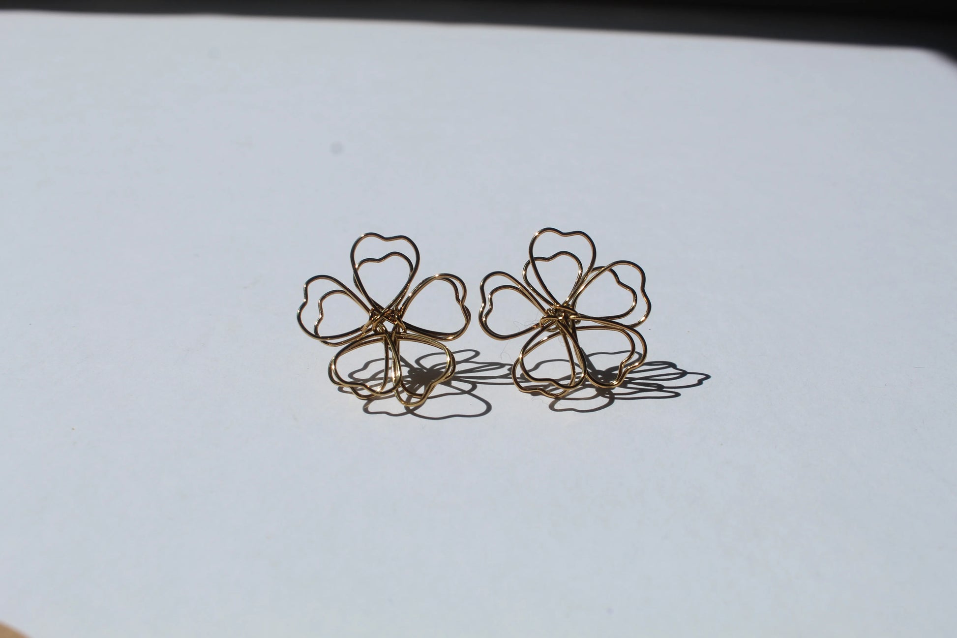 Aretes BLOOM OUTLINE en dorado de Soul&Gold