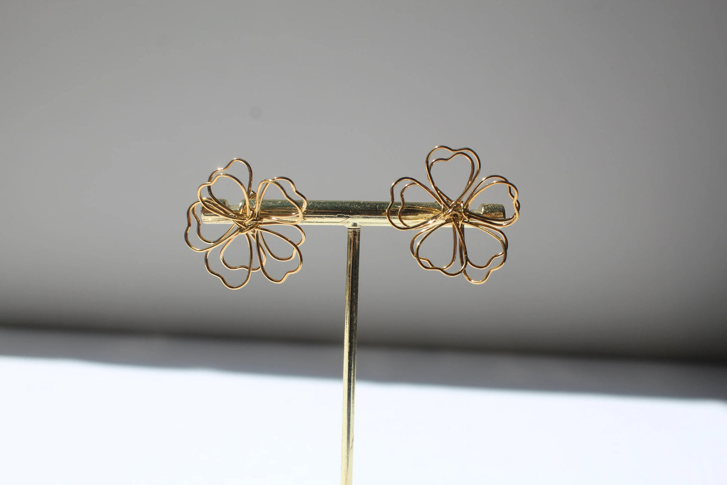 Aretes BLOOM OUTLINE en dorado de Soul&Gold