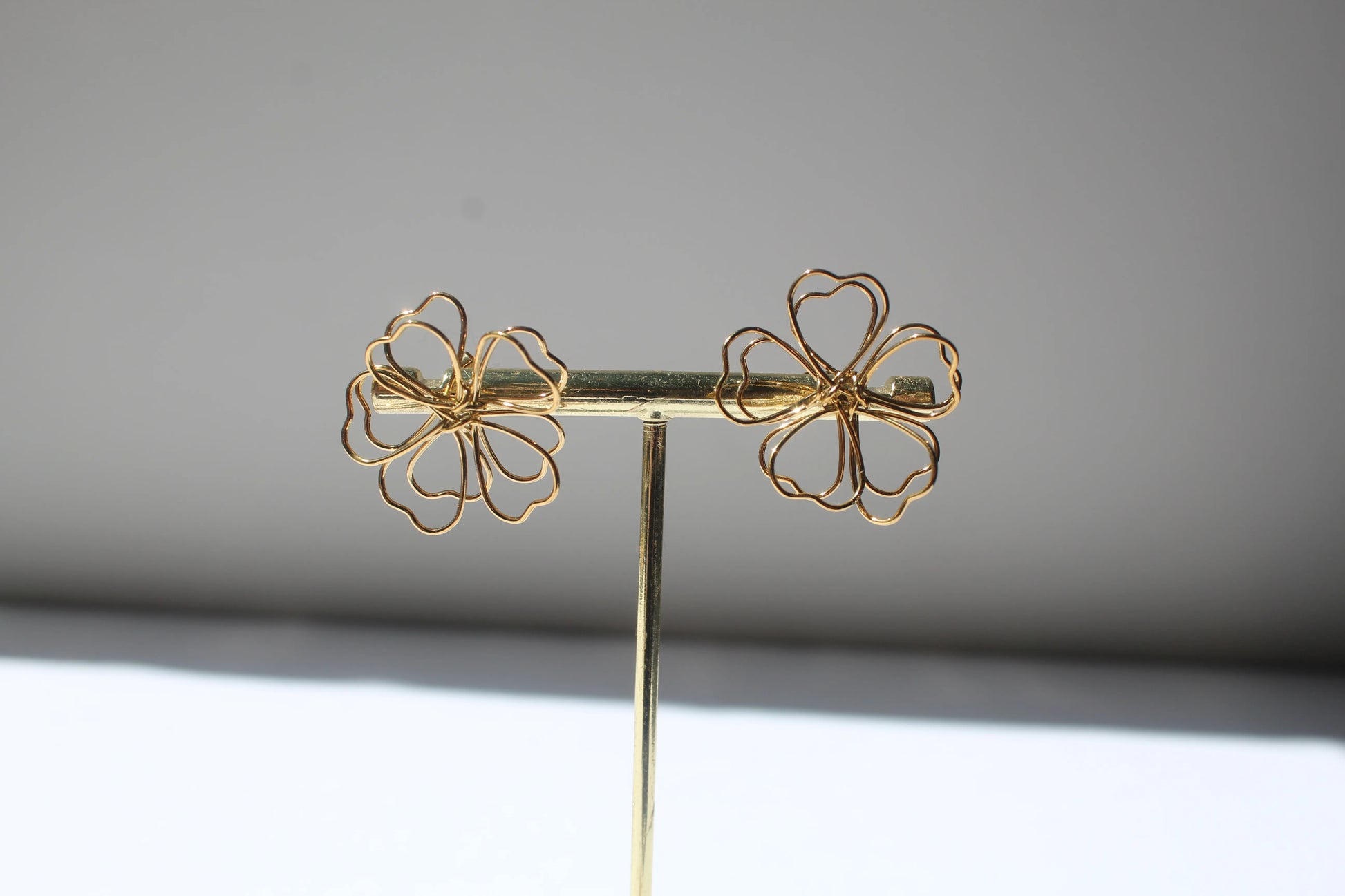 Aretes BLOOM OUTLINE en dorado de Soul&Gold