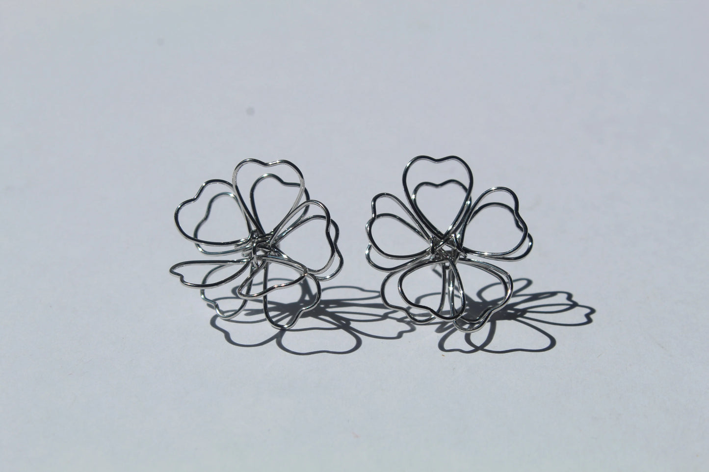 Aretes BLOOM OUTLINE en dorado de Soul&Gold