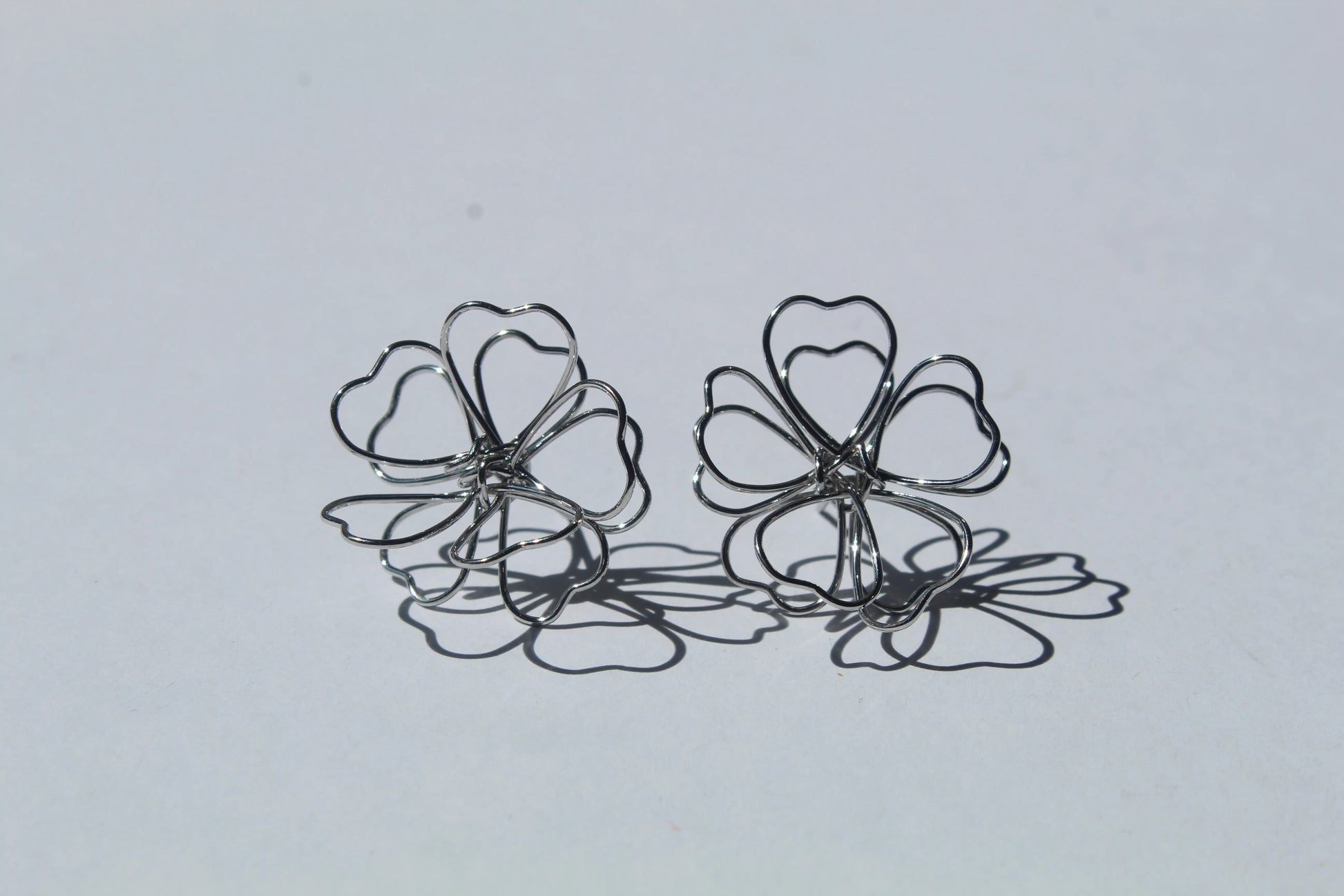 Aretes BLOOM OUTLINE en dorado de Soul&Gold